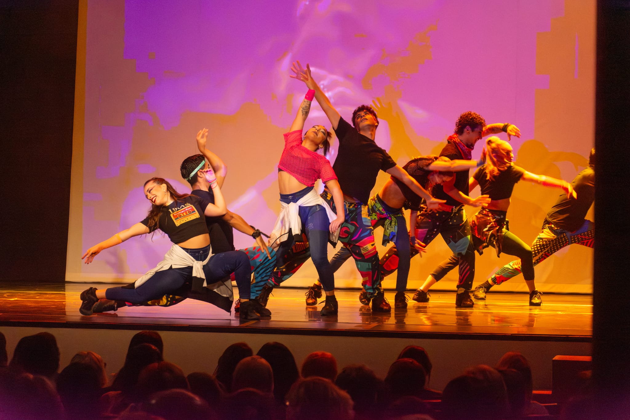El bailarín y coreógrafo argentino Hernán Piquín se presentó anoche a sala llena en el Teatro Escayola con “Me verás volver”