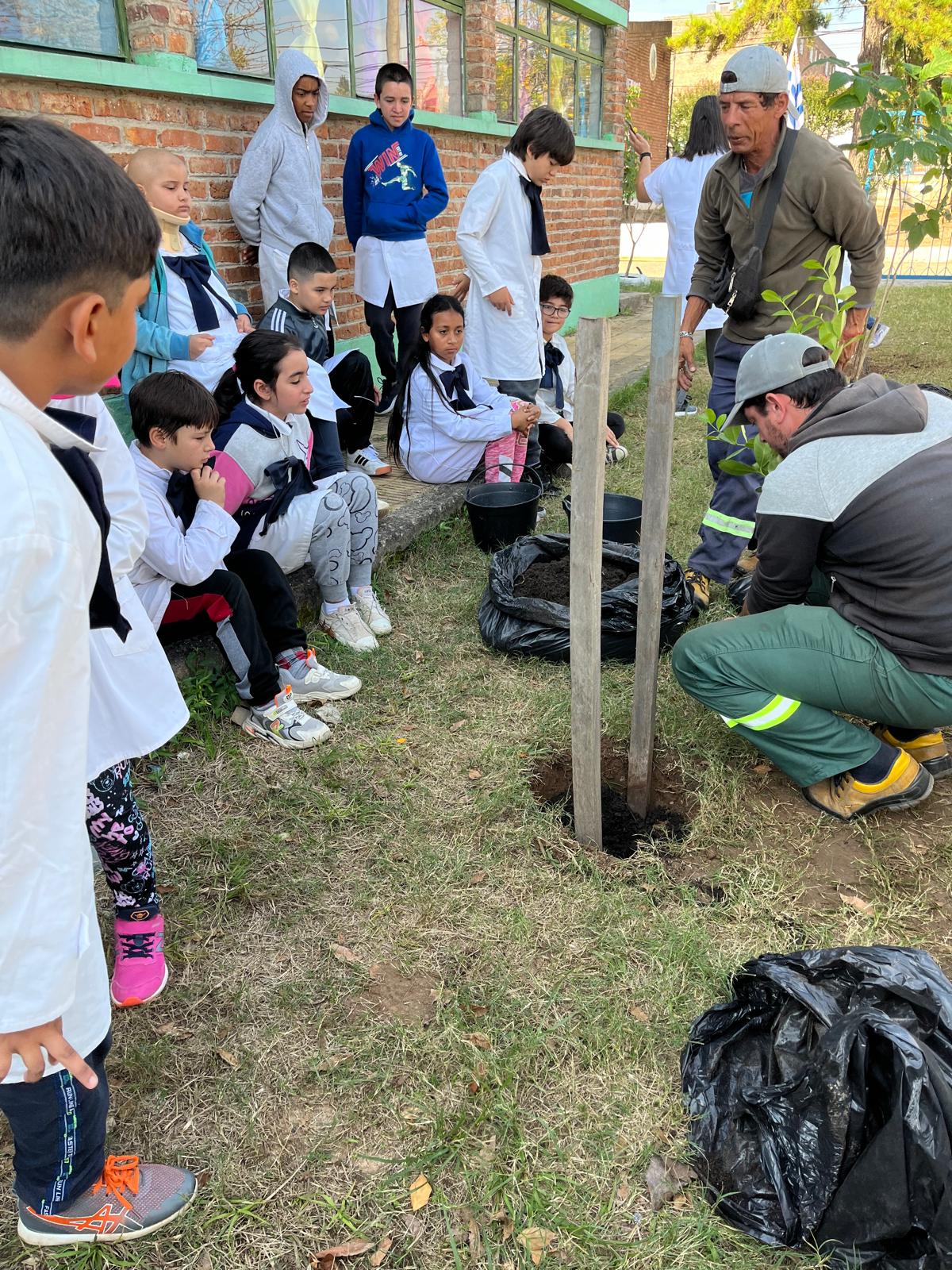 Día del Árbol: alumnos de la Escuela N°70 plantaron ejemplares con apoyo de la IDT