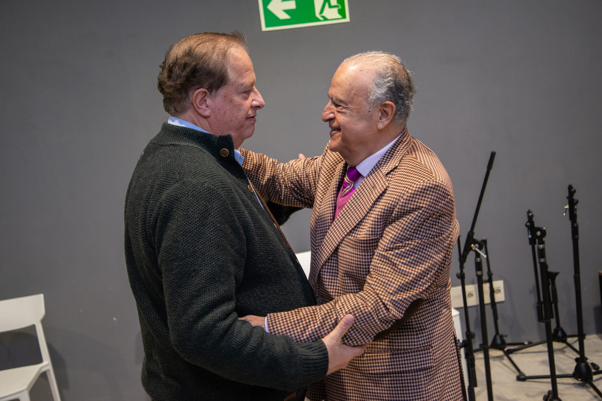 Carlos Arezo presentó su libro «El Tacuarembó vigoroso» en el Teatro Escayola