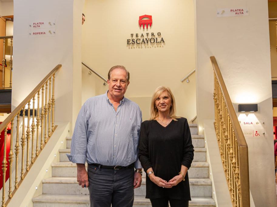 Beatriz Argimón disfrutó del espectáculo de Carolina Papaleo con entradas agotadas en el Teatro Escayola