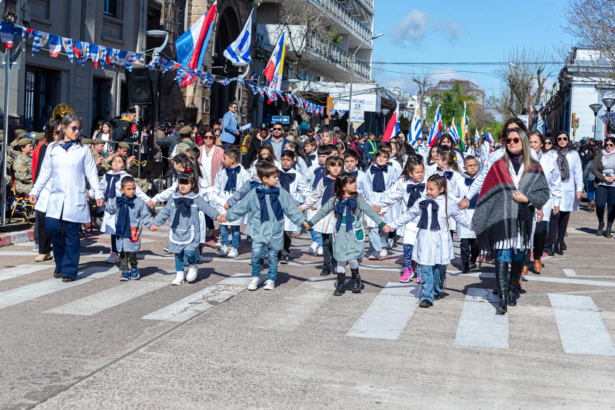 Aniversario por Declaratoria de la Independencia reunió a más de 60 delegaciones que desfilaron por la ciudad