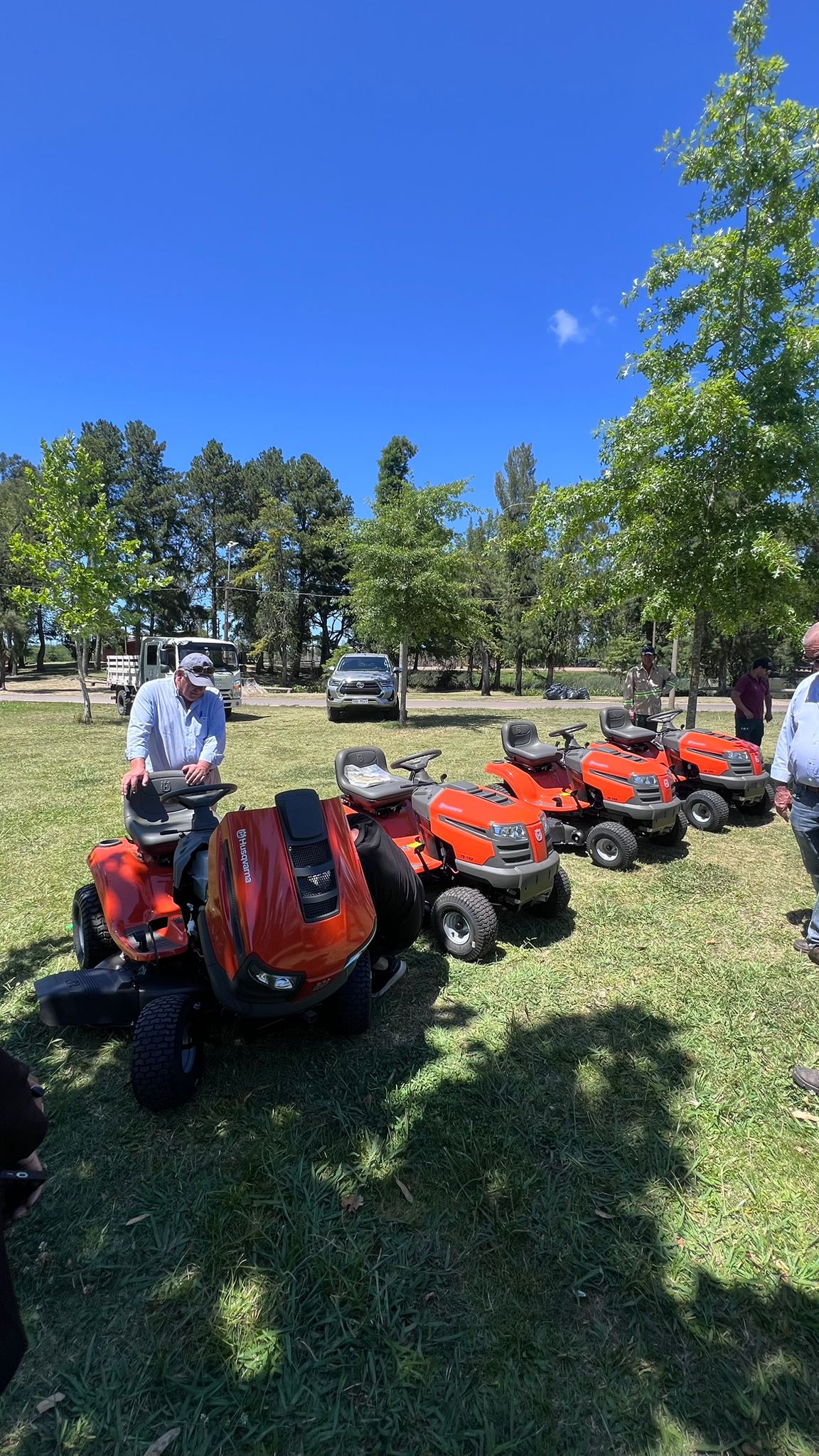 Se entregaron tractores cortadores de pasto en Juntas Locales del departamento