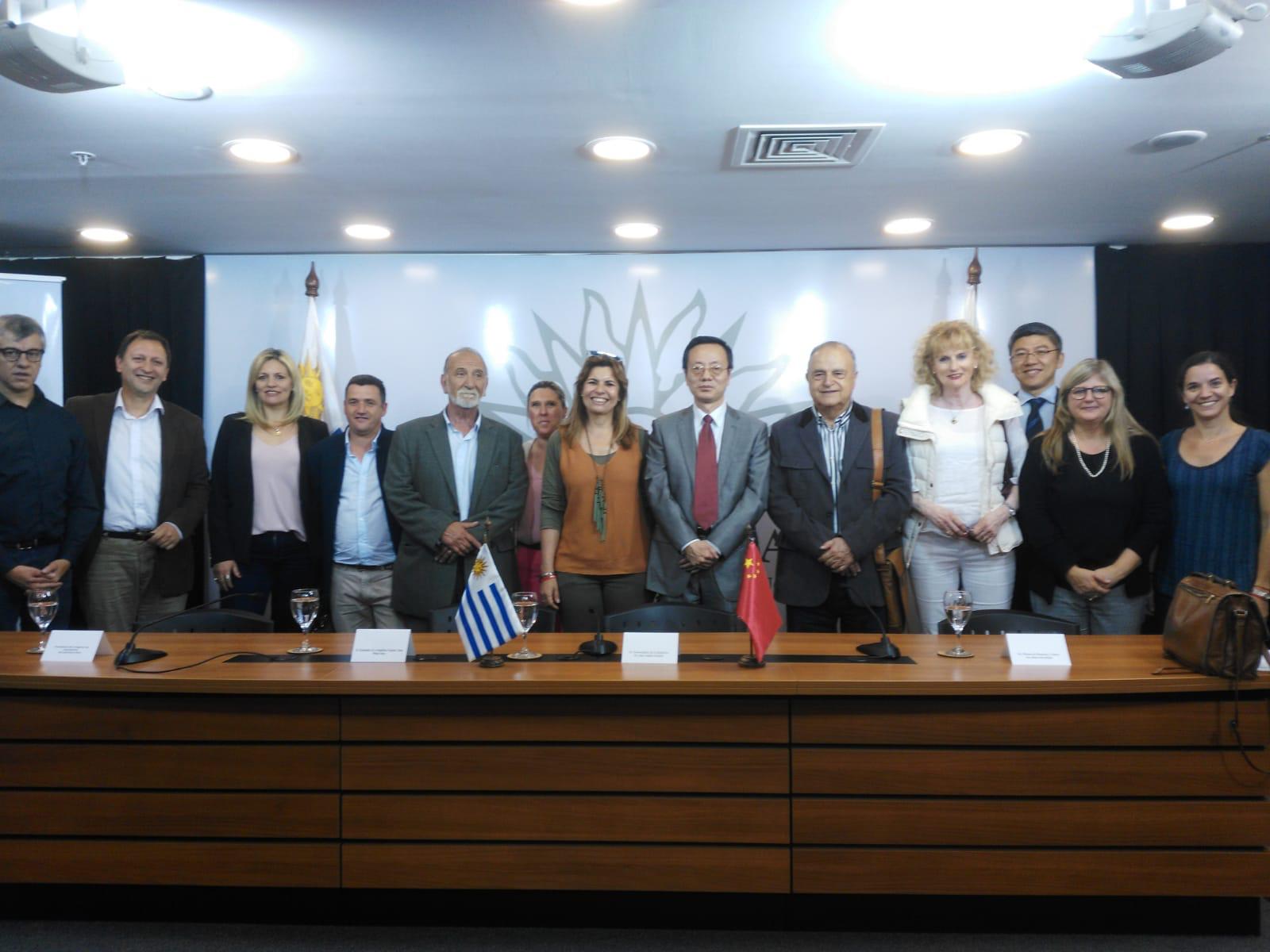 China donó luminarias para las salas de teatro del Interior