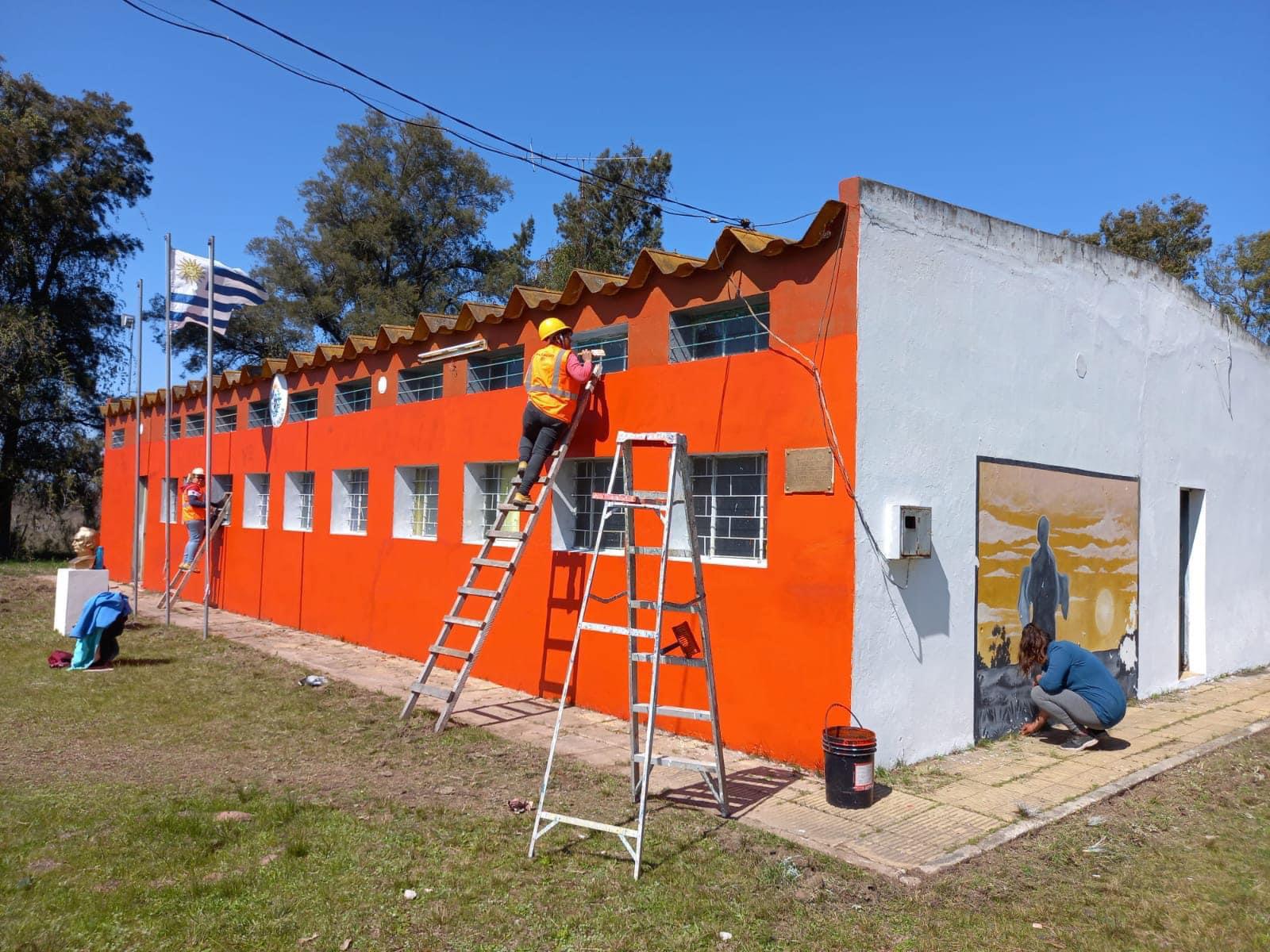 Personal de Jornales Solidarios colabora con tareas en la escuela N° 41 de Pueblo Heriberto