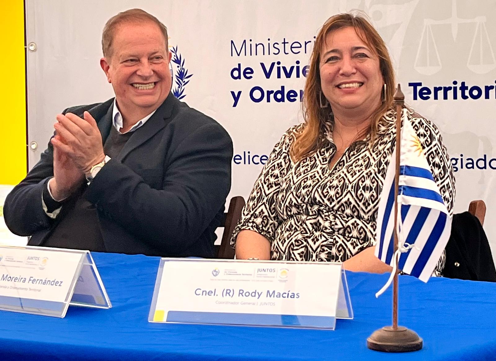 Ezquerra destacó millonaria inversión en barrio San Gabriel durante entrega de viviendas