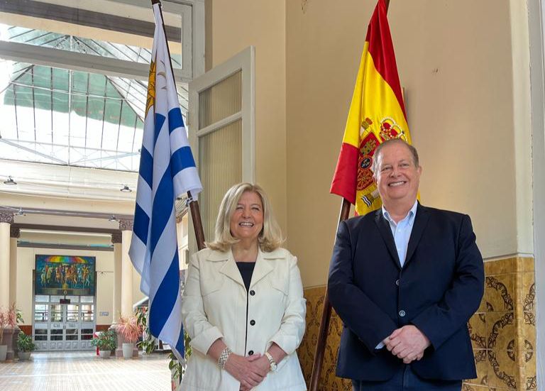 Ezquerra recibió a la cónsul general de España María Victoria Scola Pliego