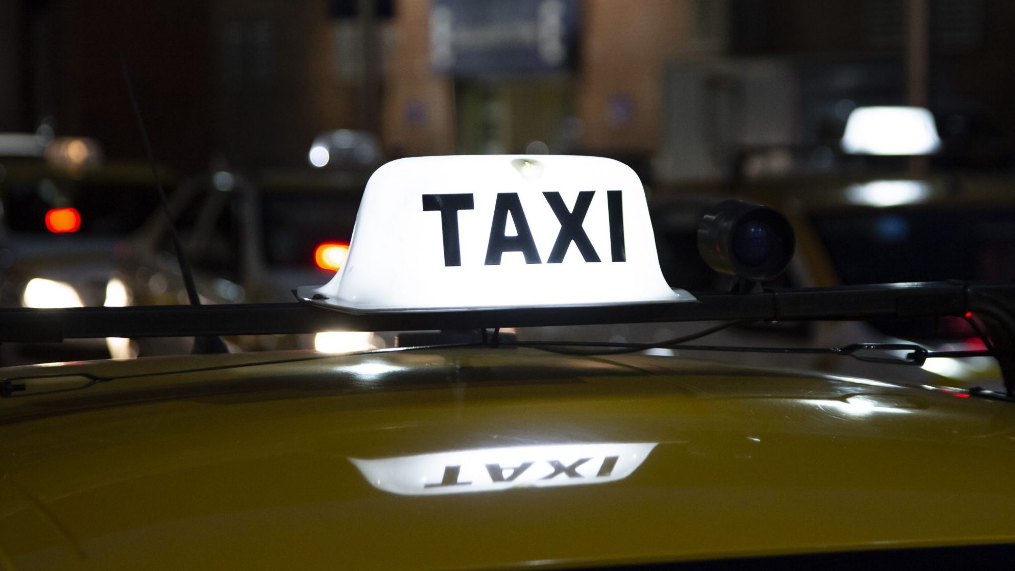 Permisarios de taxímetros deberán presentarse en la Oficina de Tránsito