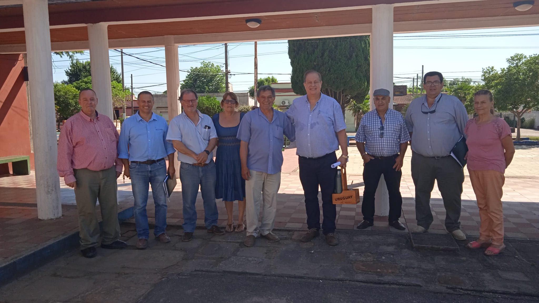 Ezquerra visitó los Centros de Barrio y entregó elementos para su decoración en Navidad