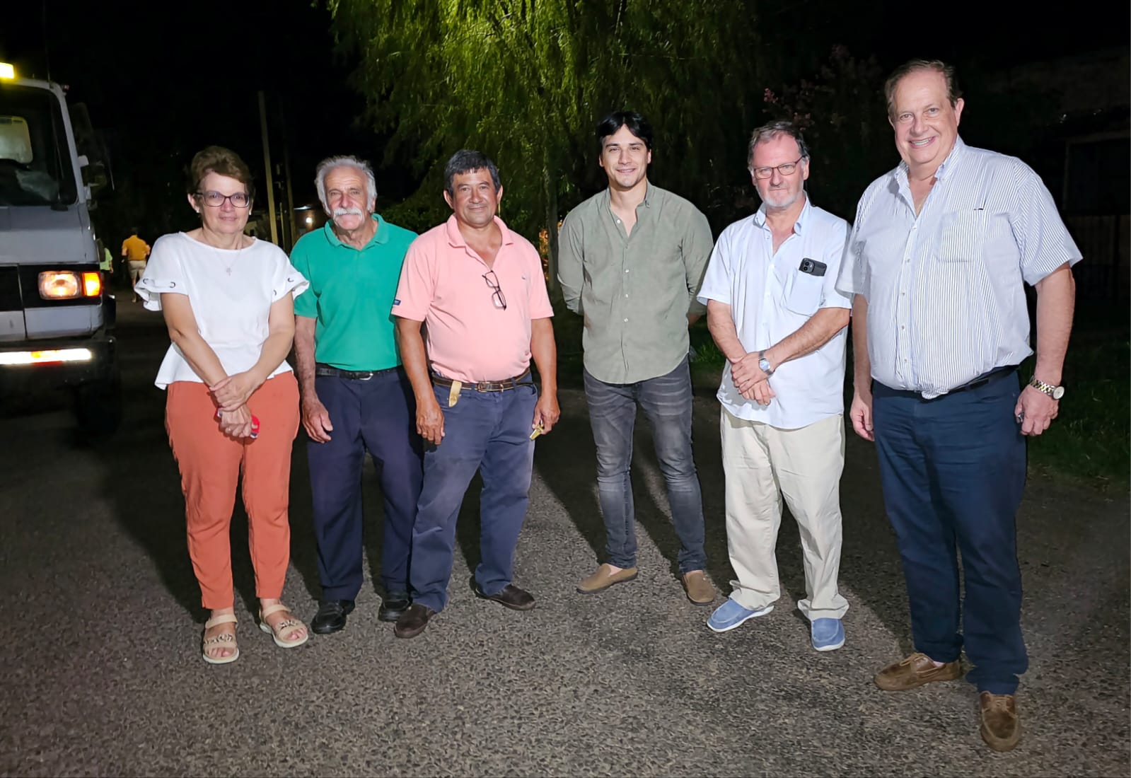 Alegría de autoridades y vecinos con el encendido de la nueva luminaria led inteligente en barrio La Matutina
