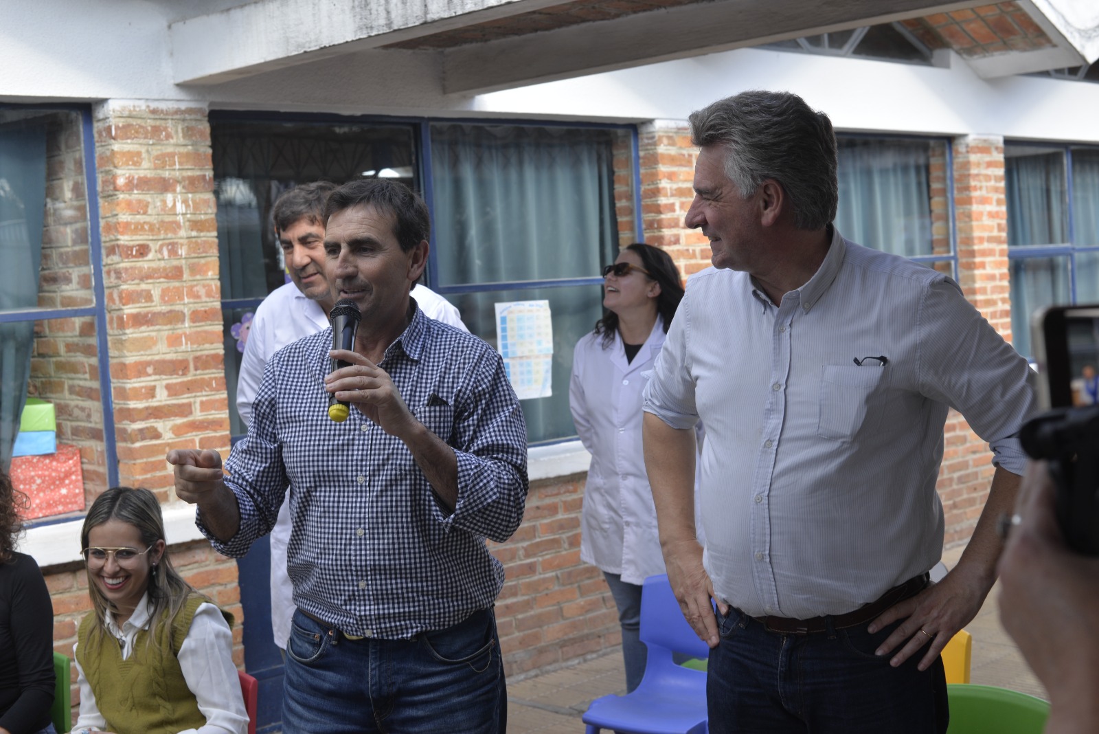 Amarilla y Castelli visitaron la Escuela N° 136 del barrio Don Audemar