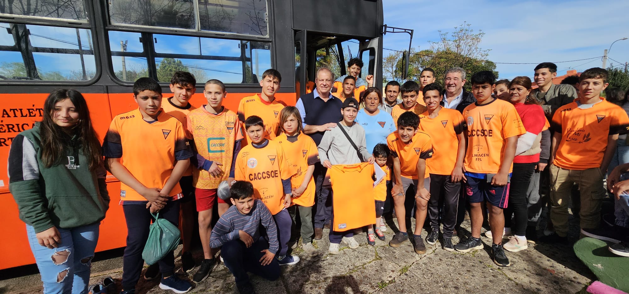 Alegría y emoción: Ezquerra entregó un ómnibus para el Club Sudamerica de Curtina