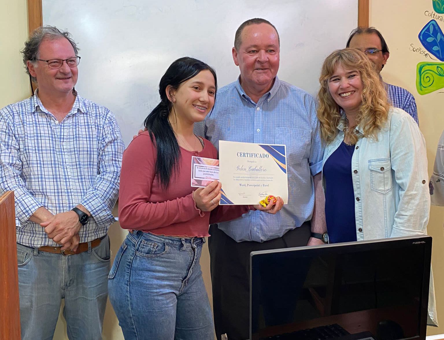 Se entregaron diplomas a los alumnos del cursos de computación impartido en el Centro de Barrio N.º 2