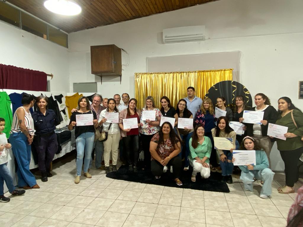 Celebración y entrega de diplomas en el Centro de Barrio Nº2