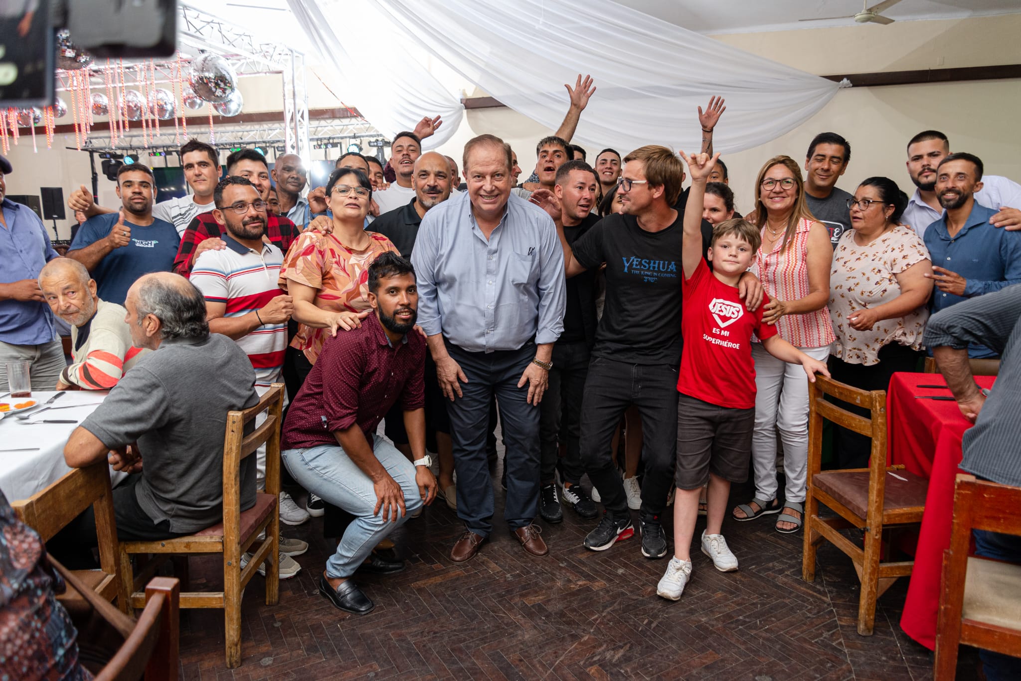 Solidaridad: 400 personas compartieron la “Navidad entre todos” en el Club Democrático