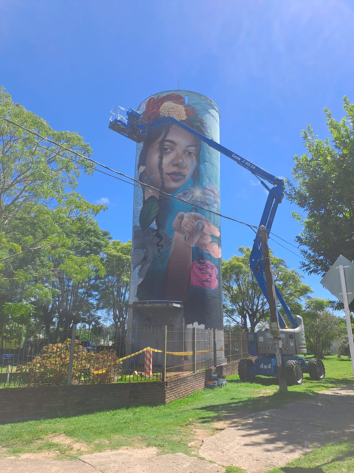 Avanza la obra del nuevo mural en el emblemático tanque de OSE de San Gregorio de Polanco