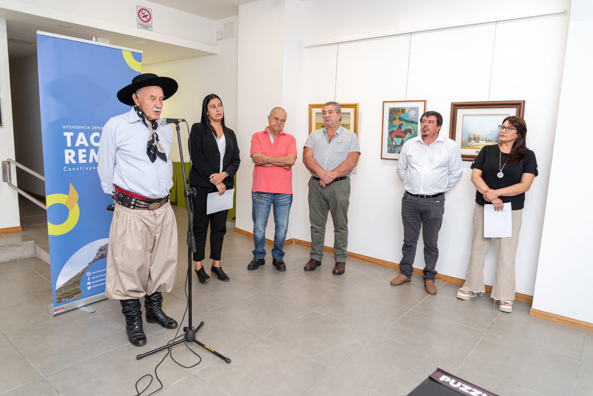 Afiches originales del pintor Wilmar López se exhiben en el Hall de la Intendencia de Tacuarembó