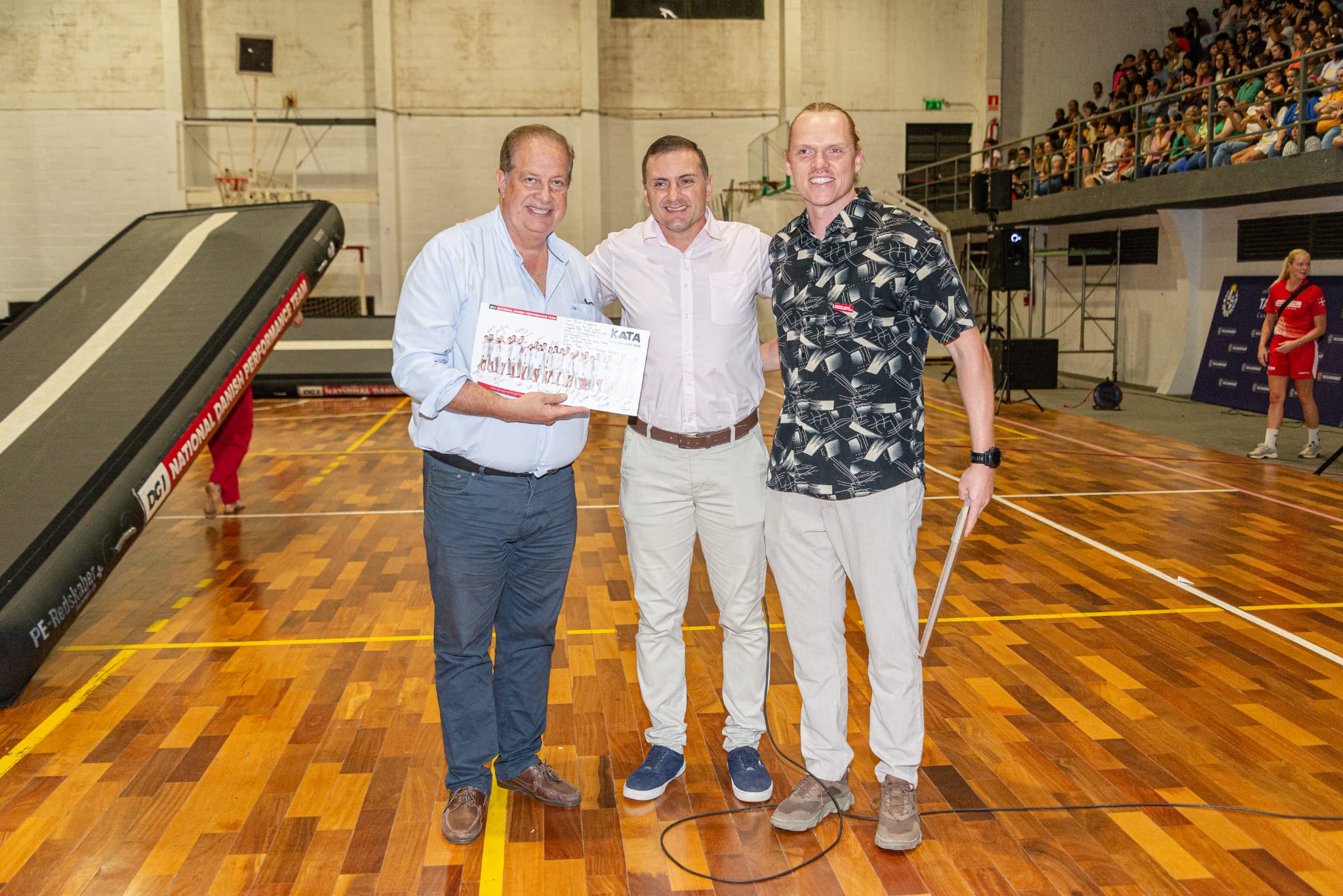 IDT otorgó placa de reconocimiento a la Selección de gimnasia artística de Dinamarca