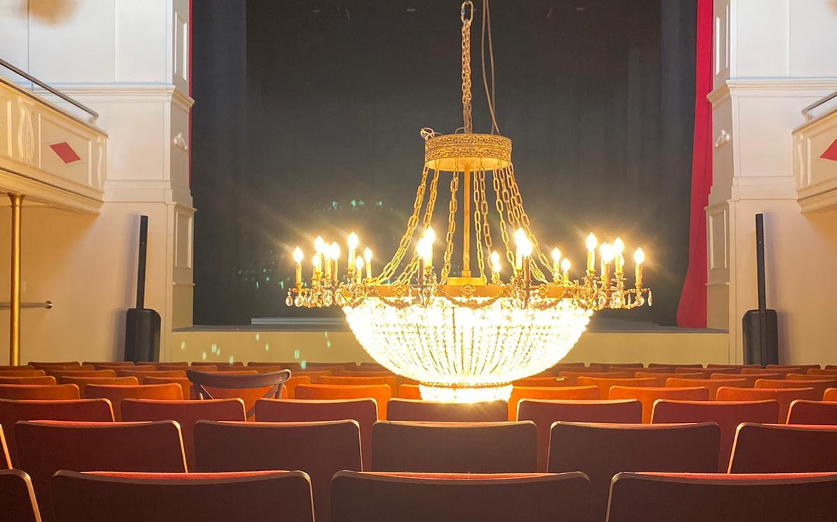 Se colocó una lámpara de araña de gran valor en el Teatro Escayola