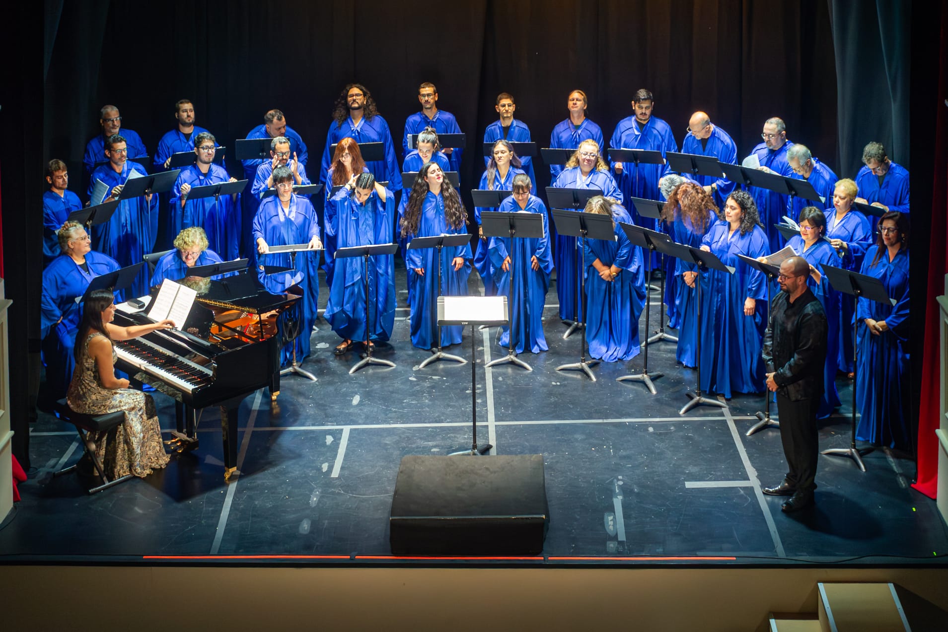El Teatro Escayola celebró el segundo aniversario de su histórica reapertura con una velada de gala que incluyó la destacada presentación del Coro Nacional del SODRE