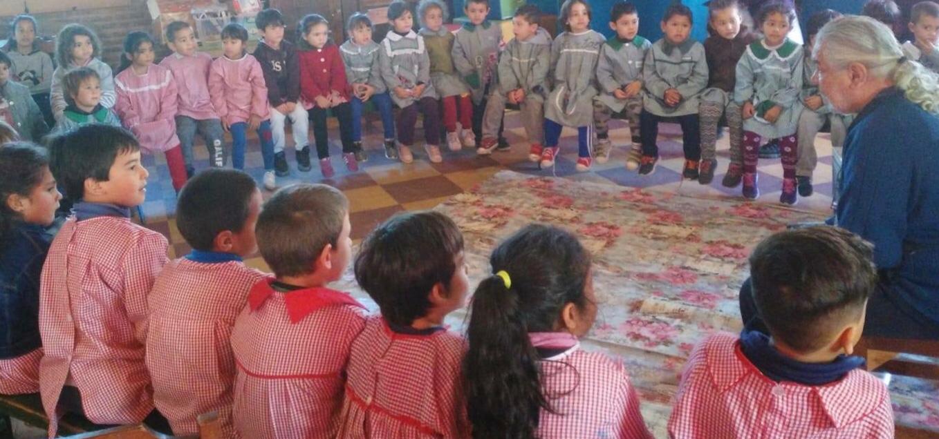 Escolares junto al ceramista Carlos Larregui