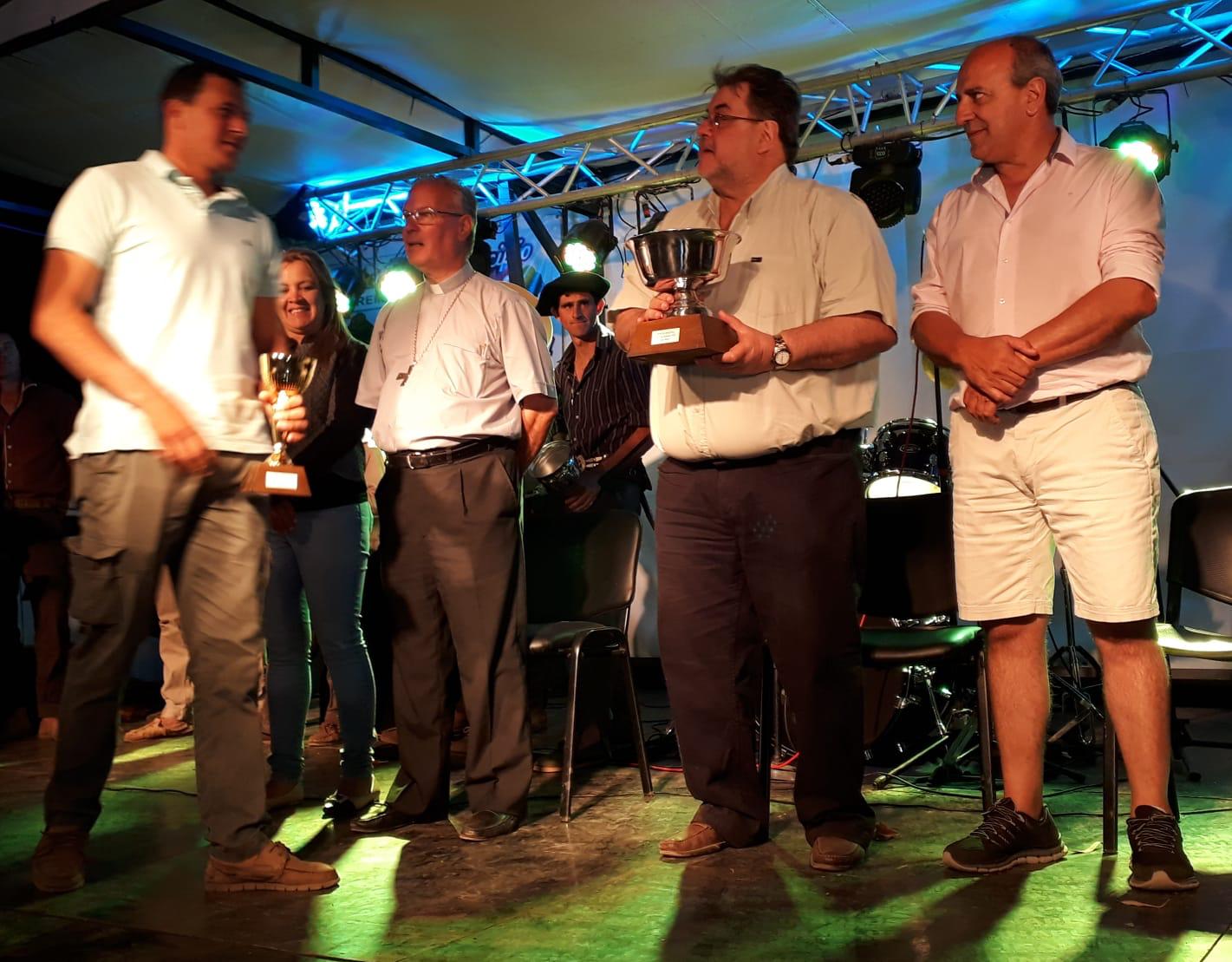 Intendente Eber Da Rosa entregó premios en Villa Ansina