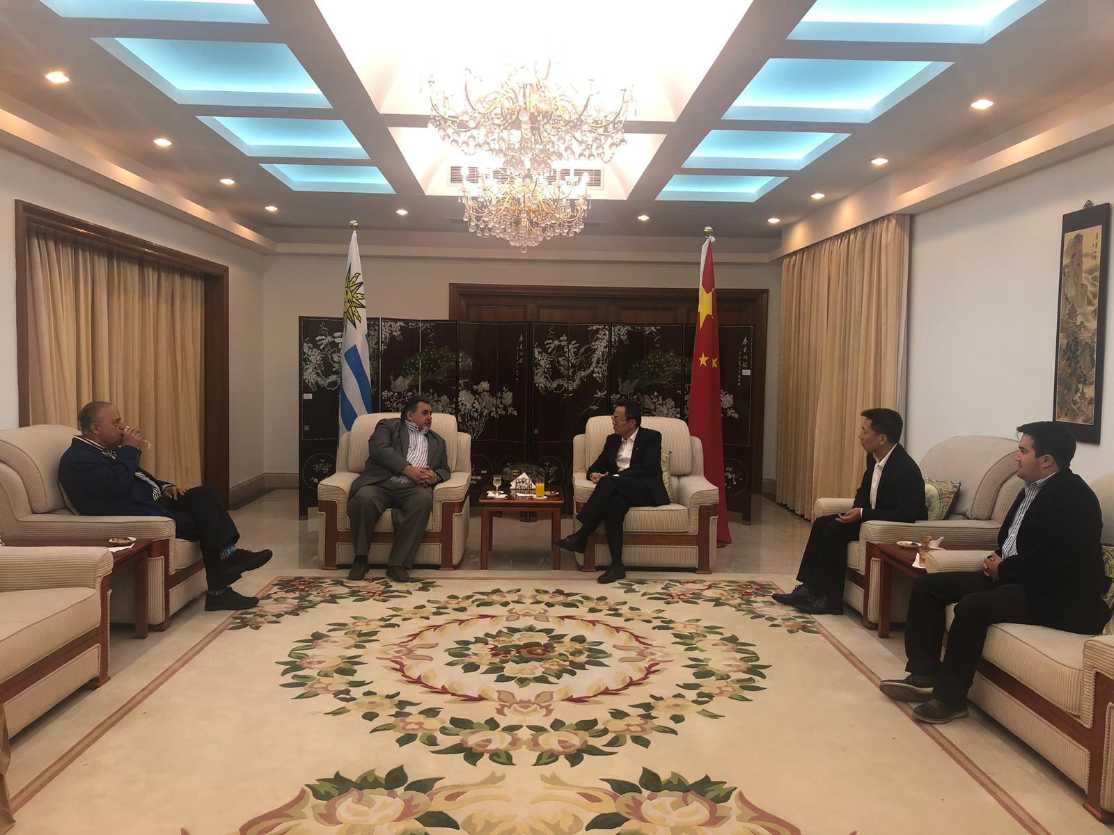 Embajador Chino en Uruguay recibió al Intendente Eber Da Rosa