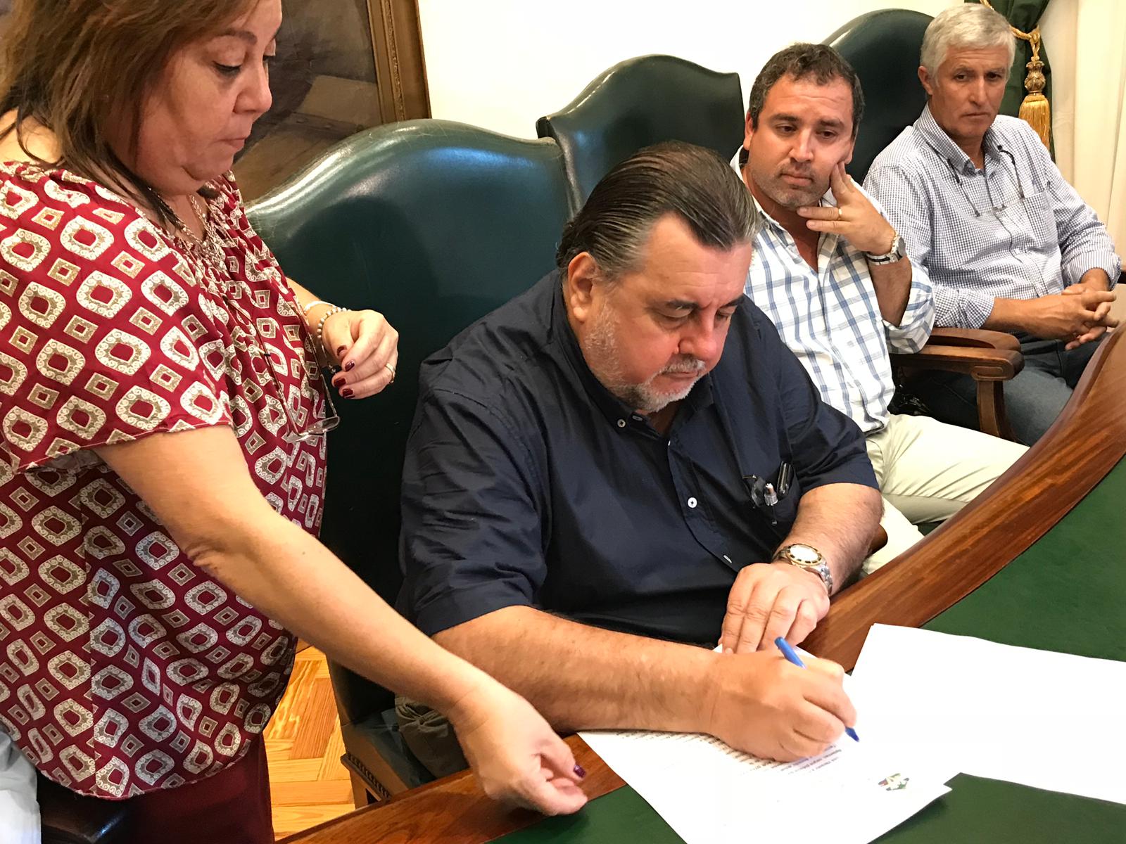 Curtina: Se firmó el contrato de obra pública con la empresa Lubinfox para la Bituminización de las calles