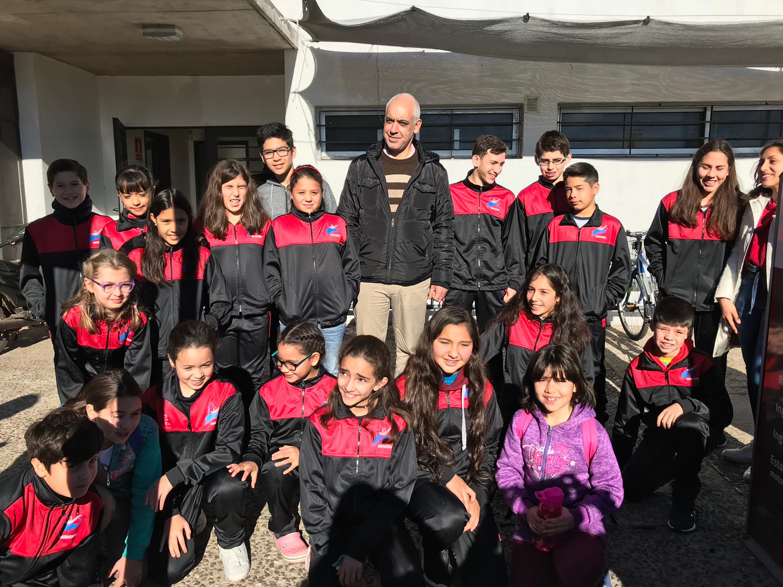 Plantel de Natación del Polideportivo entregó los 1000 dólares