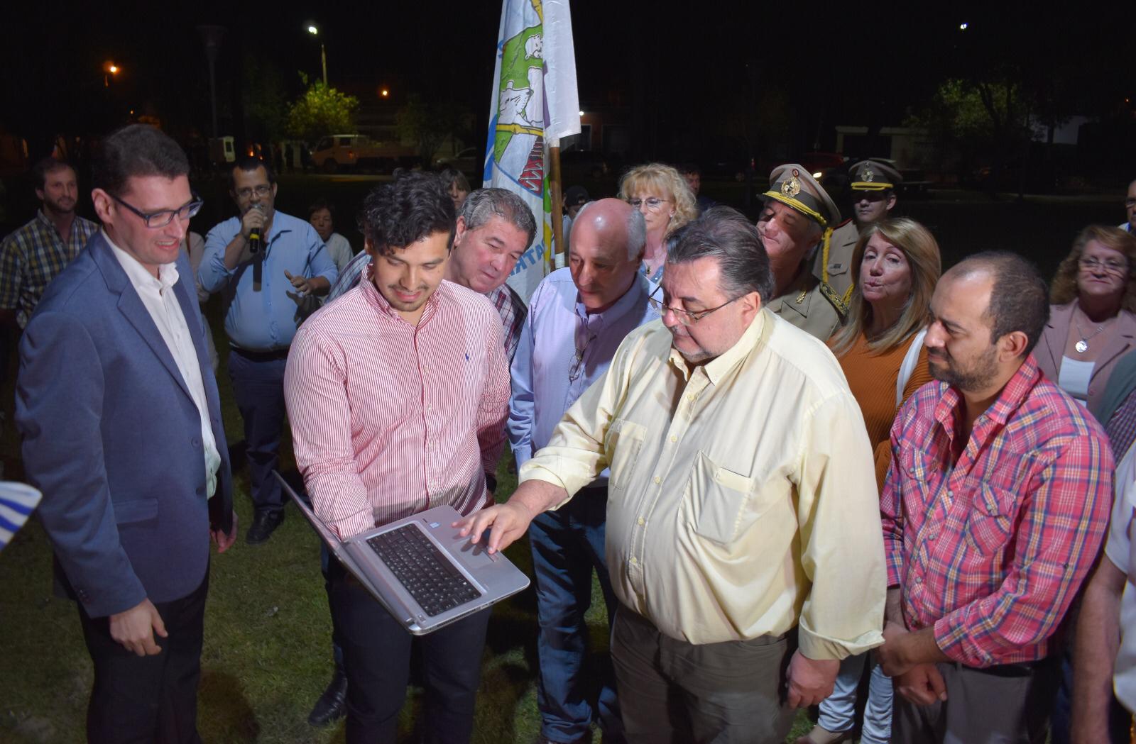 Desde una laptop el intendente Eber Da Rosa hizo en encendido del nuevo sistema Led Inteligente en la zona de la Terminal