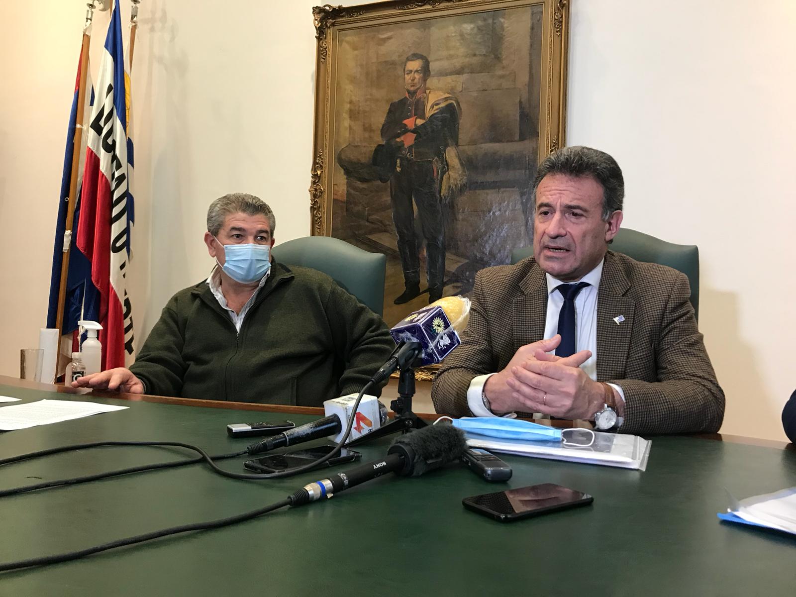 Ministro Salinas visitó al Intendente José Menéndez