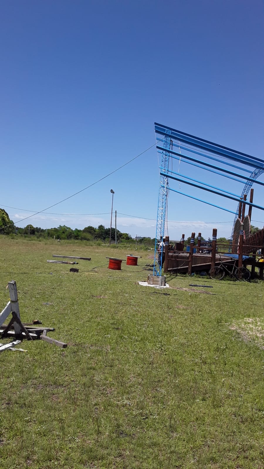 Curtina, se construye techo para escenario