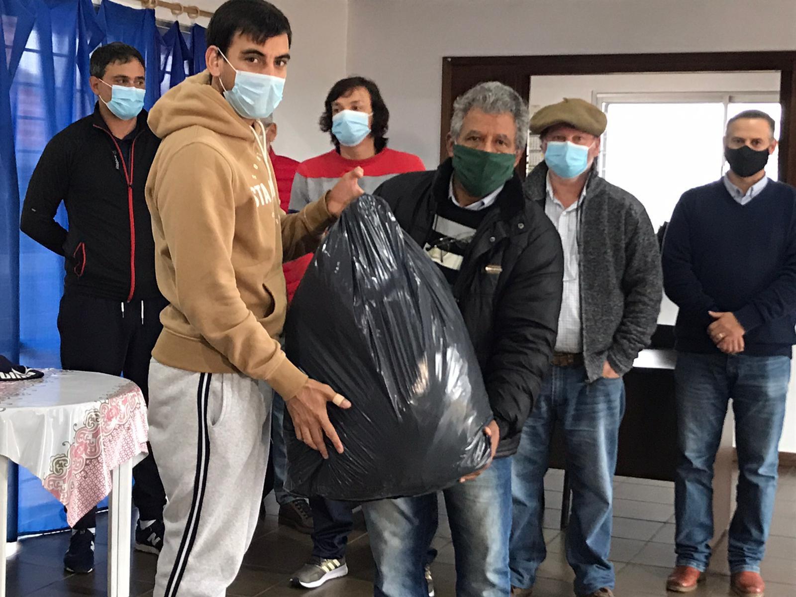 Tacuarembó FC entregó una donación de Abrigos al CB 7 de Los Molles