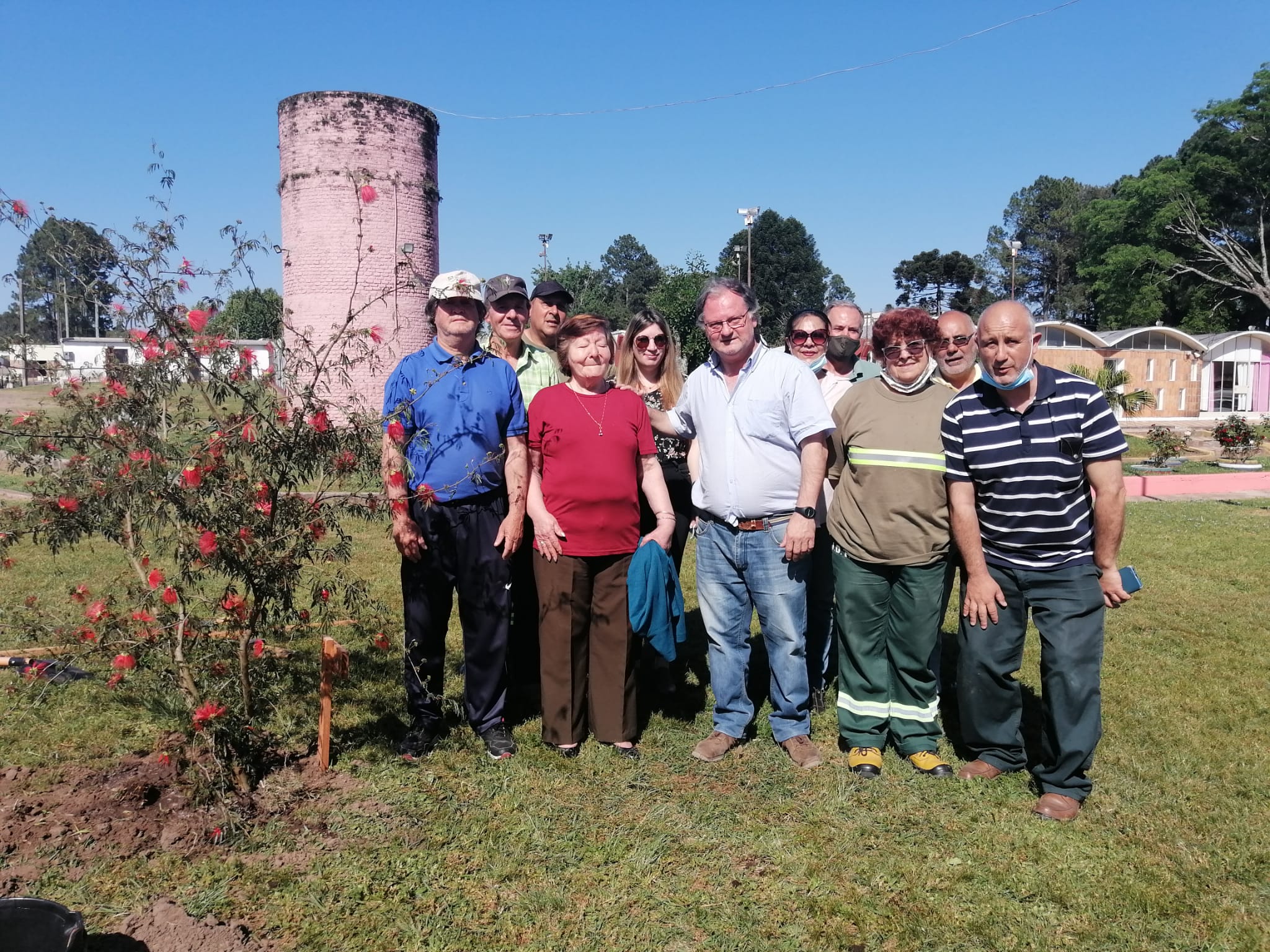 Plantación de árboles cerrando el mes del Adulto Mayor