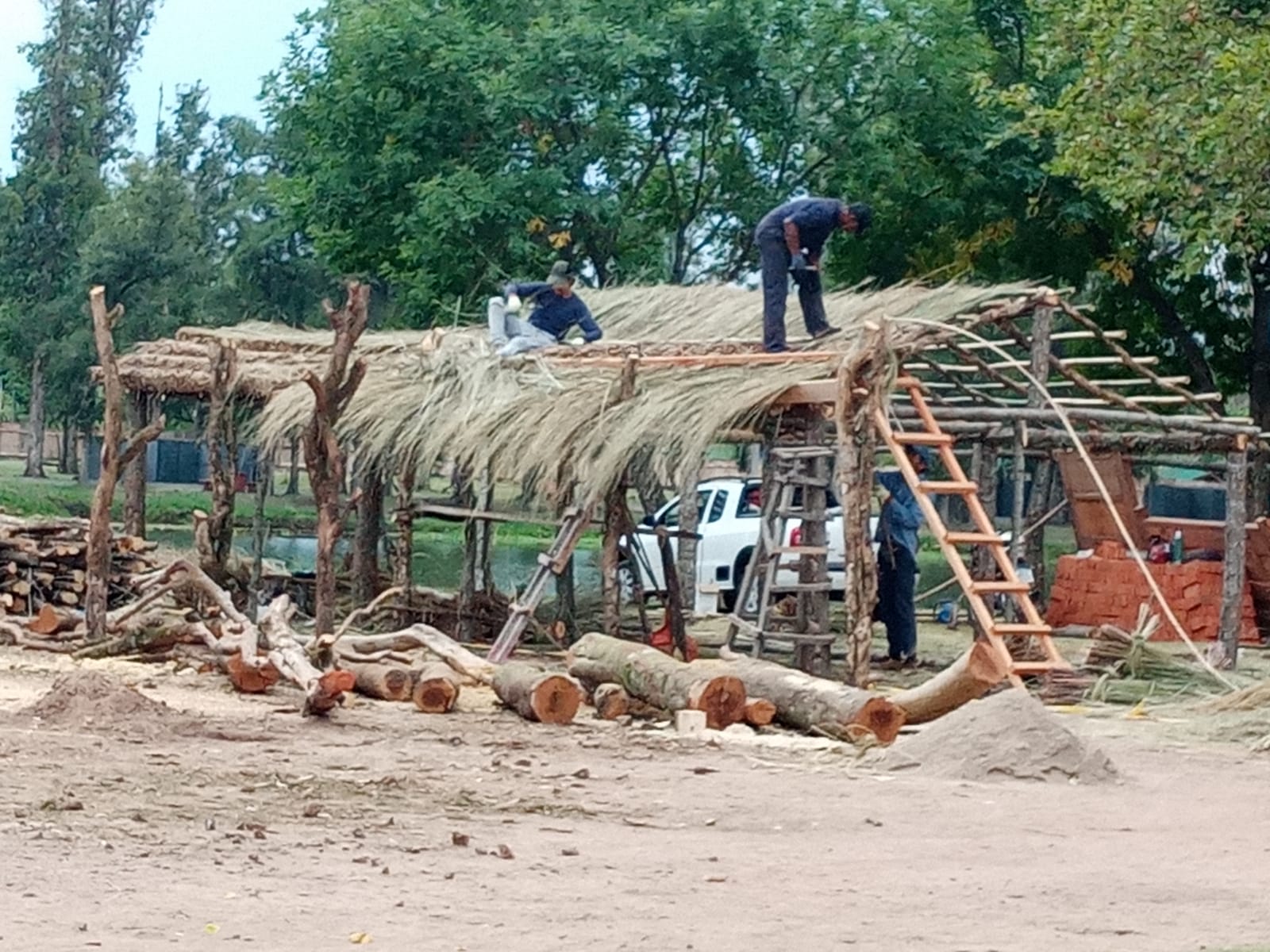 Las Sociedades Criollas construyen sus fogones a días del comienzo de la Patria Gaucha “La Fiesta del Reencuentro”
