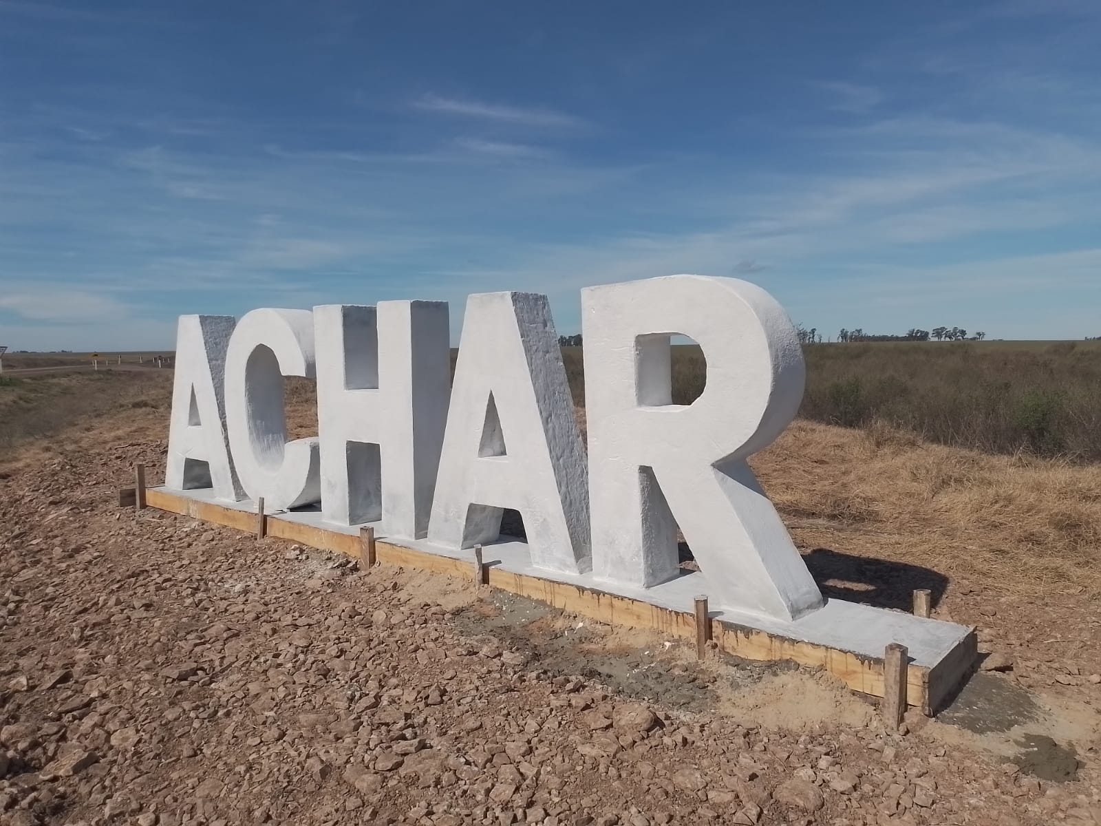 Localidad de Achar también cuenta con sus Letras Monumentales