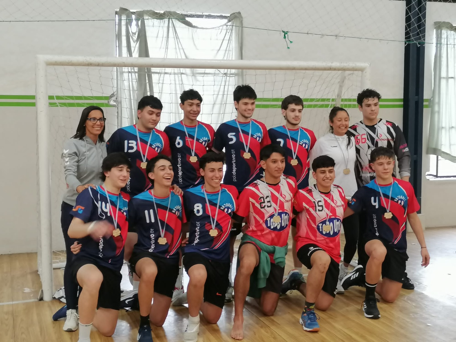 Felicidad por los logros del equipo masculino de Hándbol Sub 16 del Polideportivo