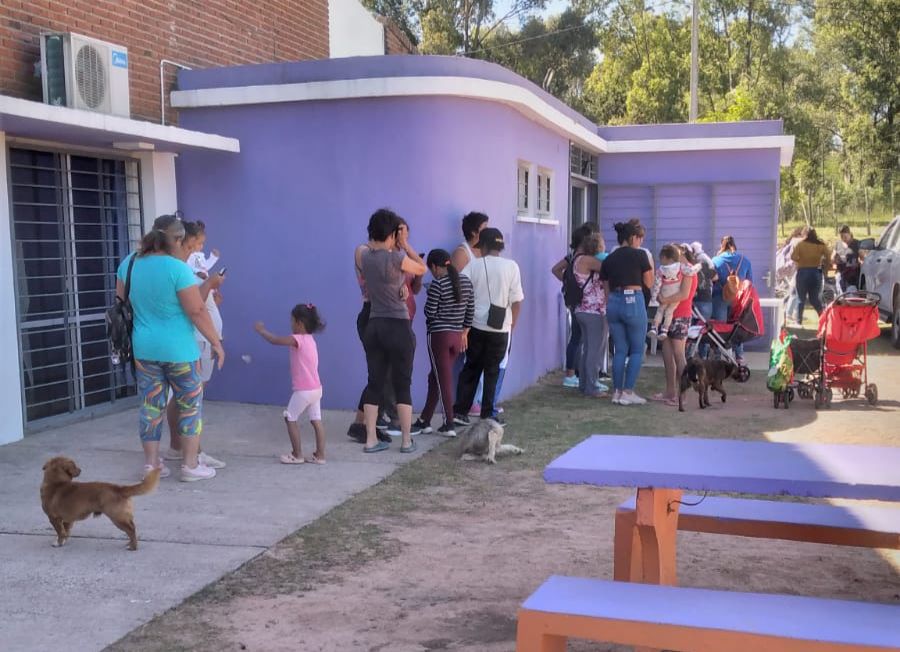 IDT entregó canastas de alimentos a familias carenciadas de Los Molles y Curbelo