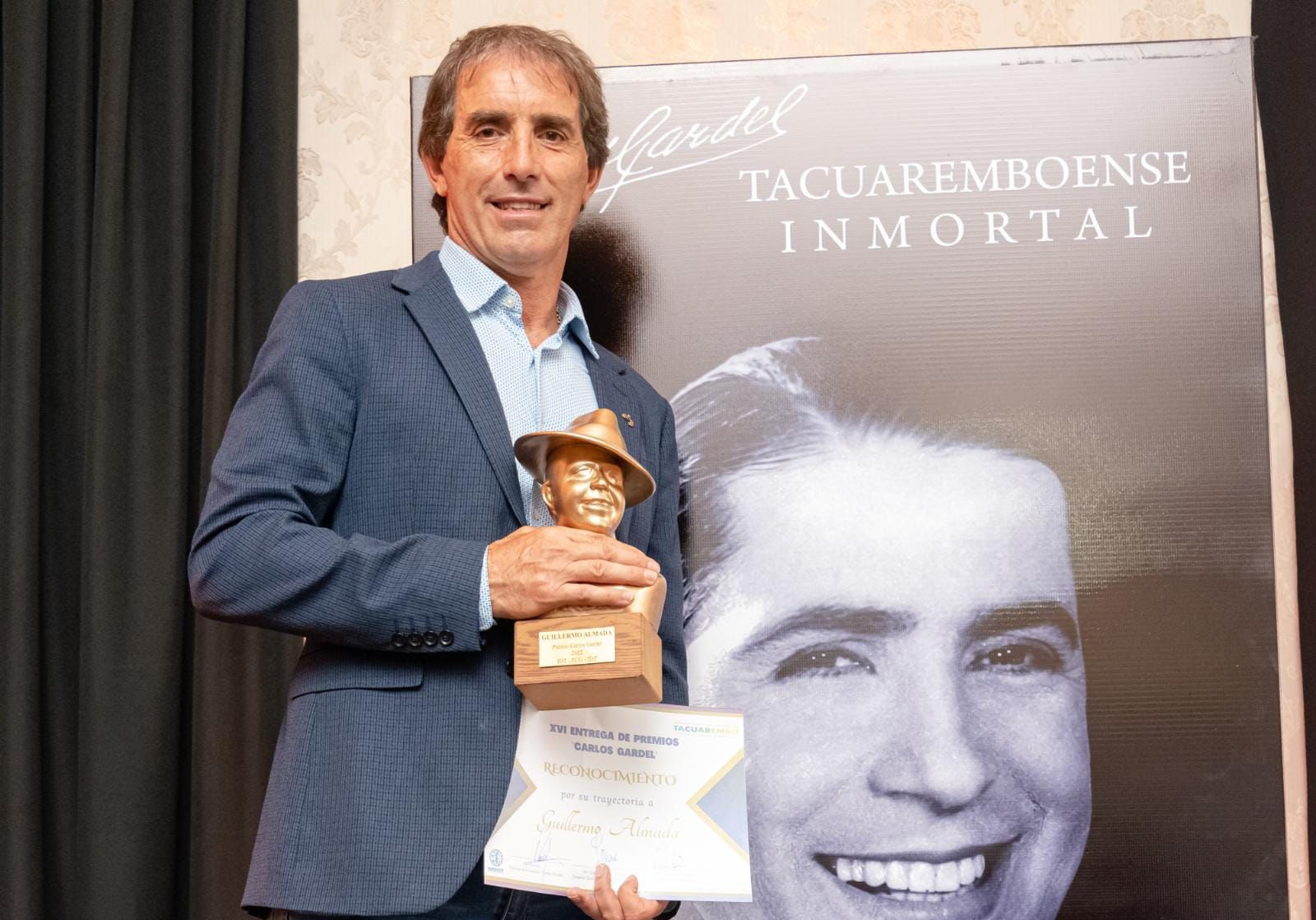 Guillermo Almada se llevó el Premio “Carlos Gardel de Oro” 2022