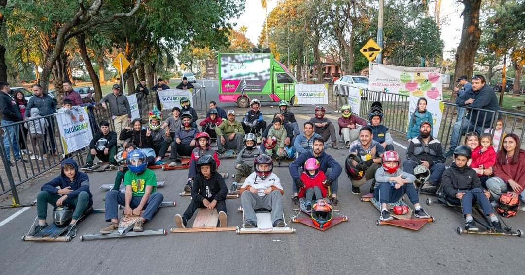 Carrera con carritos de rulemanes contó con un gran marco de público en balneario Iporá