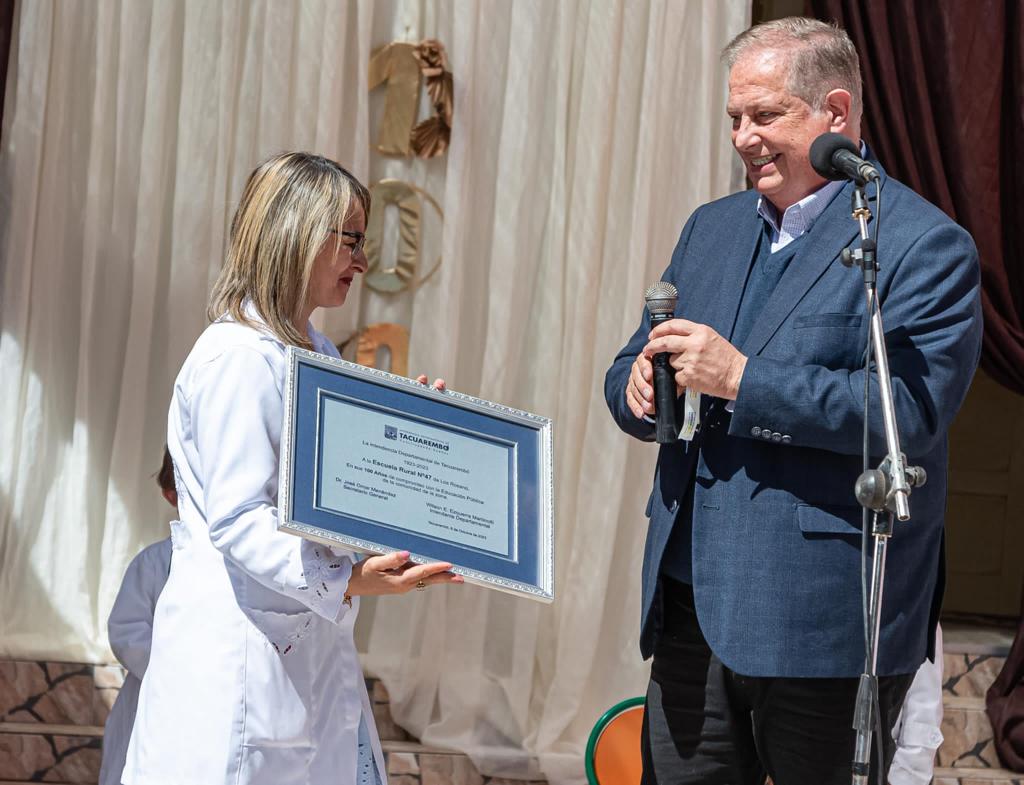 Intendente entregó una placa de reconocimiento a la Escuela Nº47 de Los Rosano por sus 100 años