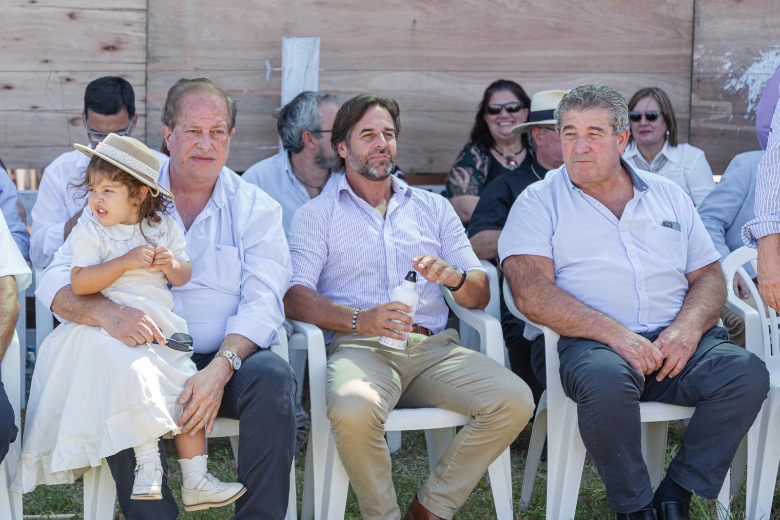 Lacalle Pou izó el Pabellón Nacional en la inauguración oficial del ruedo “Don Homero Formoso”
