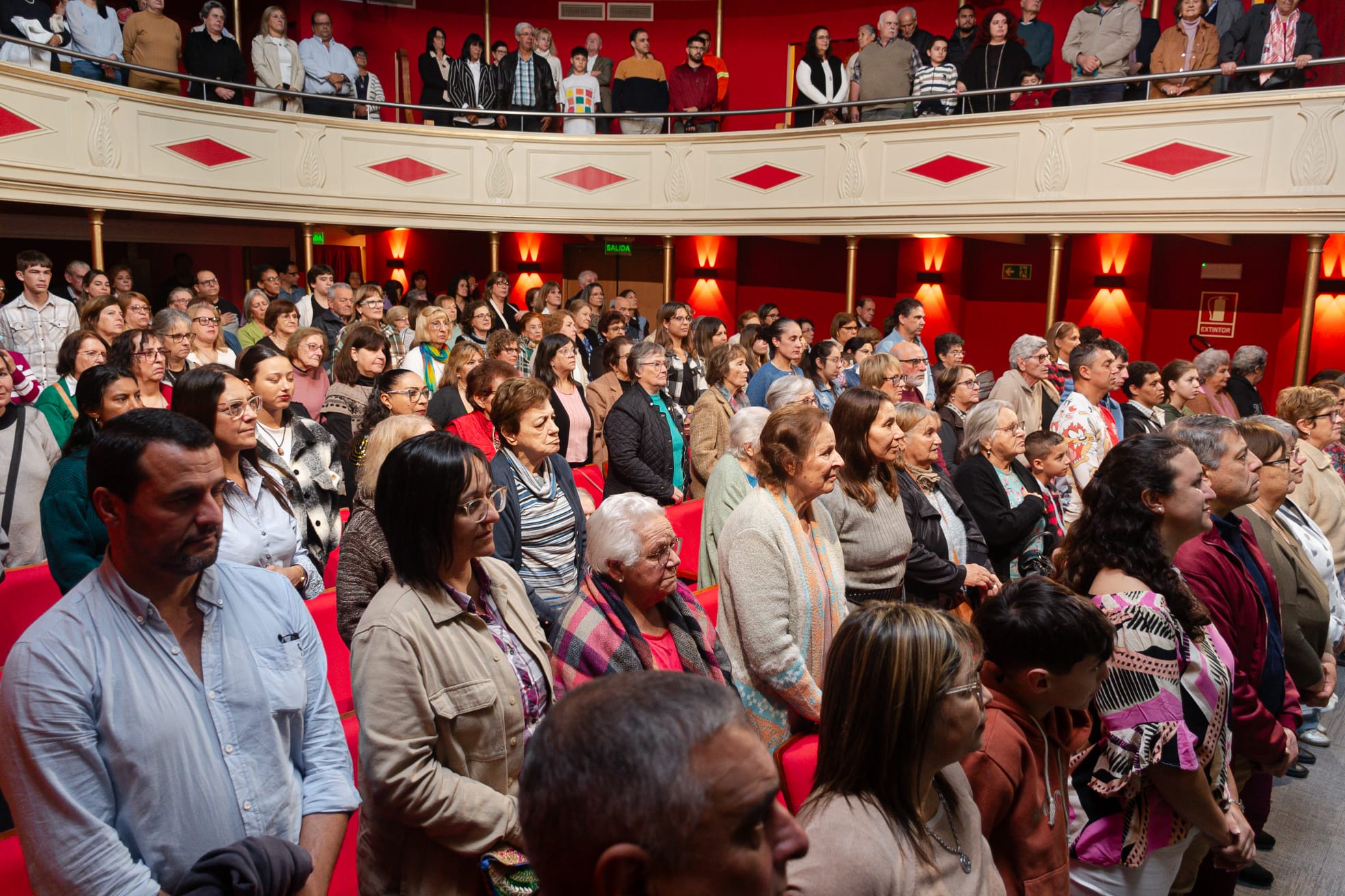 Día de los Abuelos: Coro Carlos Gardel brilló en el Teatro Escayola.