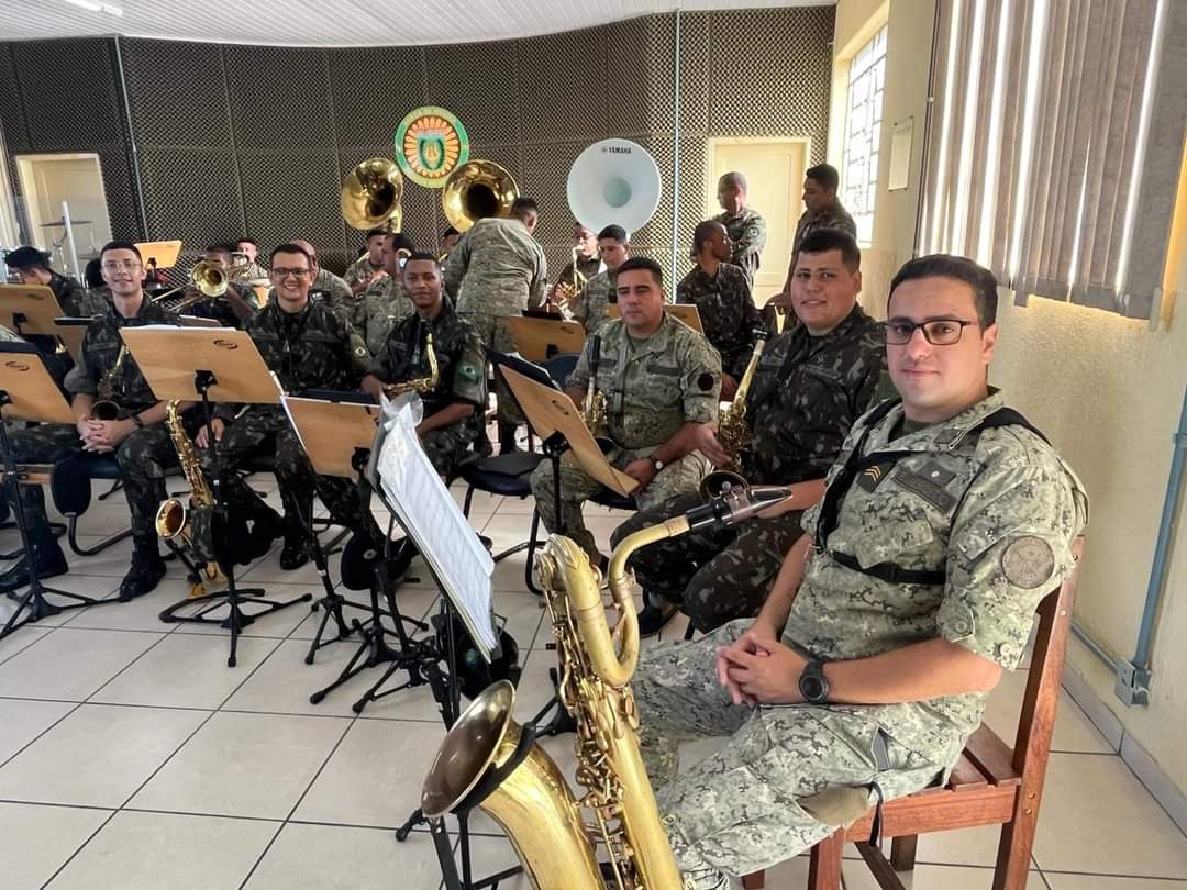 Unos 30 músicos uruguayos y brasileños de dos bandas militares se presentarán en el Teatro Escayola