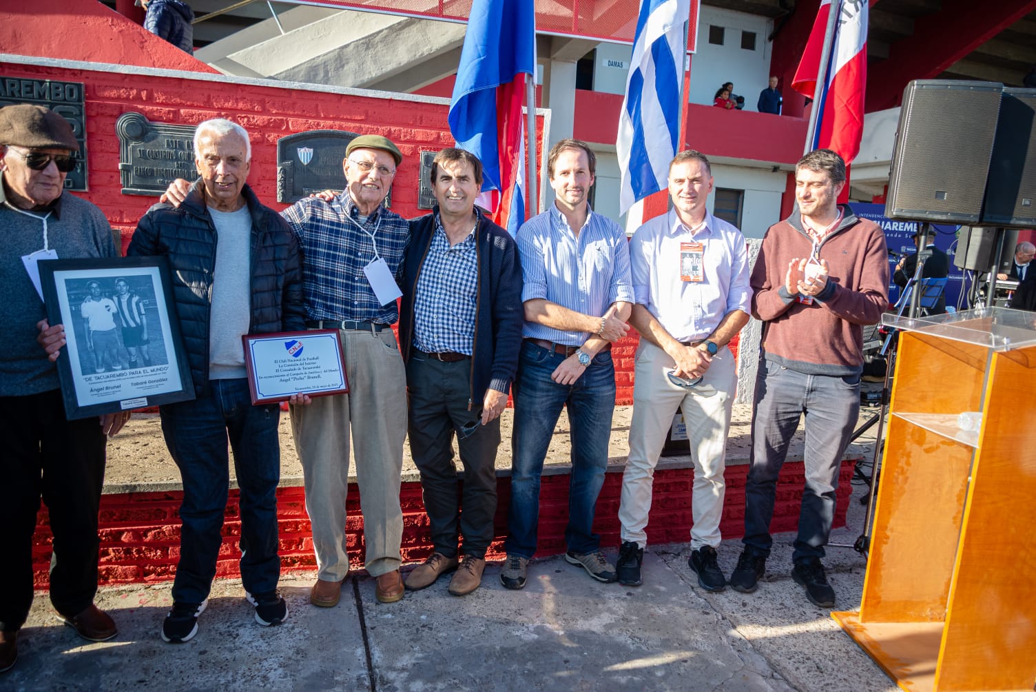 Reconocimiento a campeones mundiales: Ángel Brunel y Tabaré González fueron homenajeados en el Estadio Goyenola