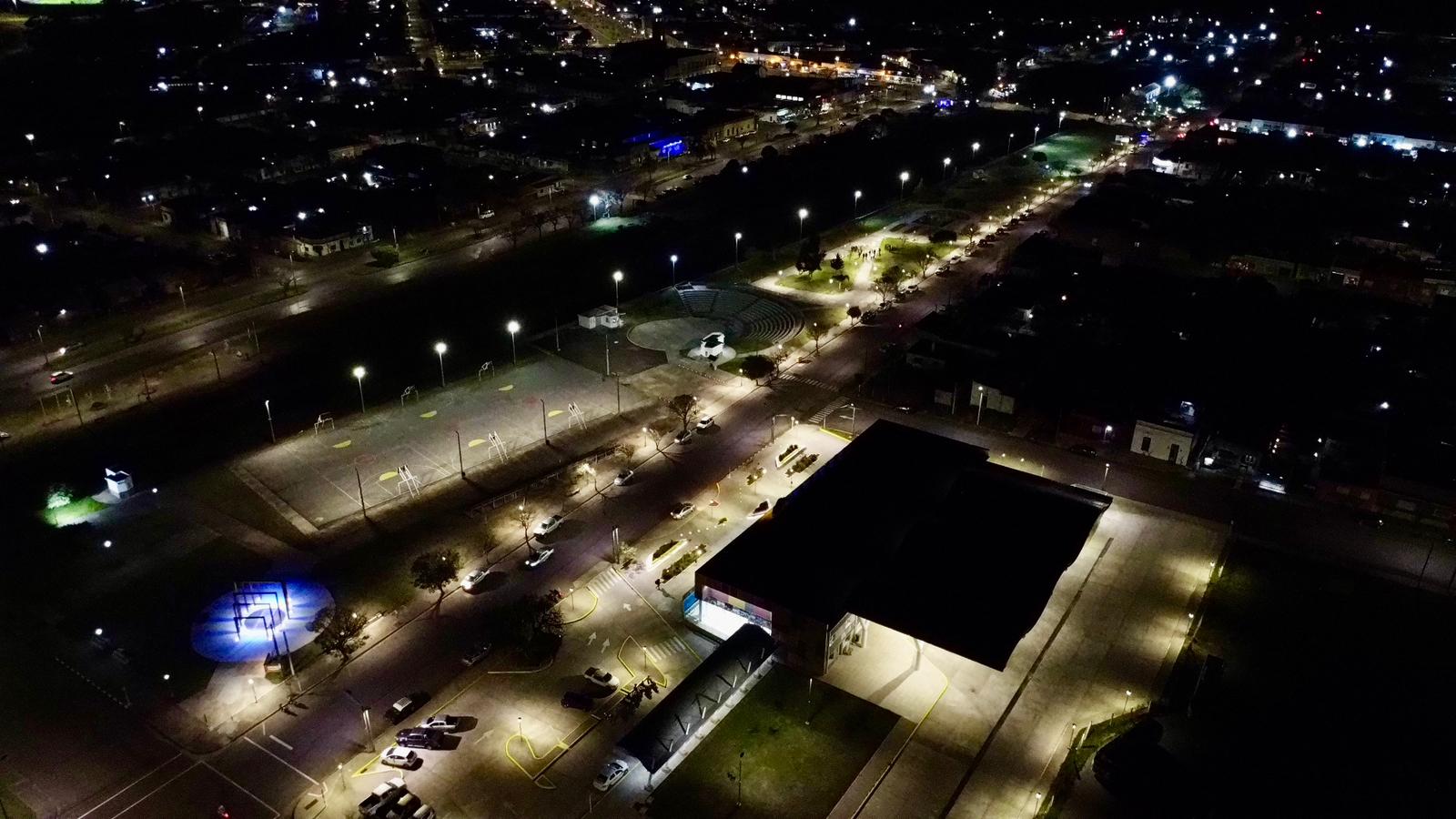 Nuevas luminarias LED transforman el Paseo del Ferrocarril en Paso de los Toros