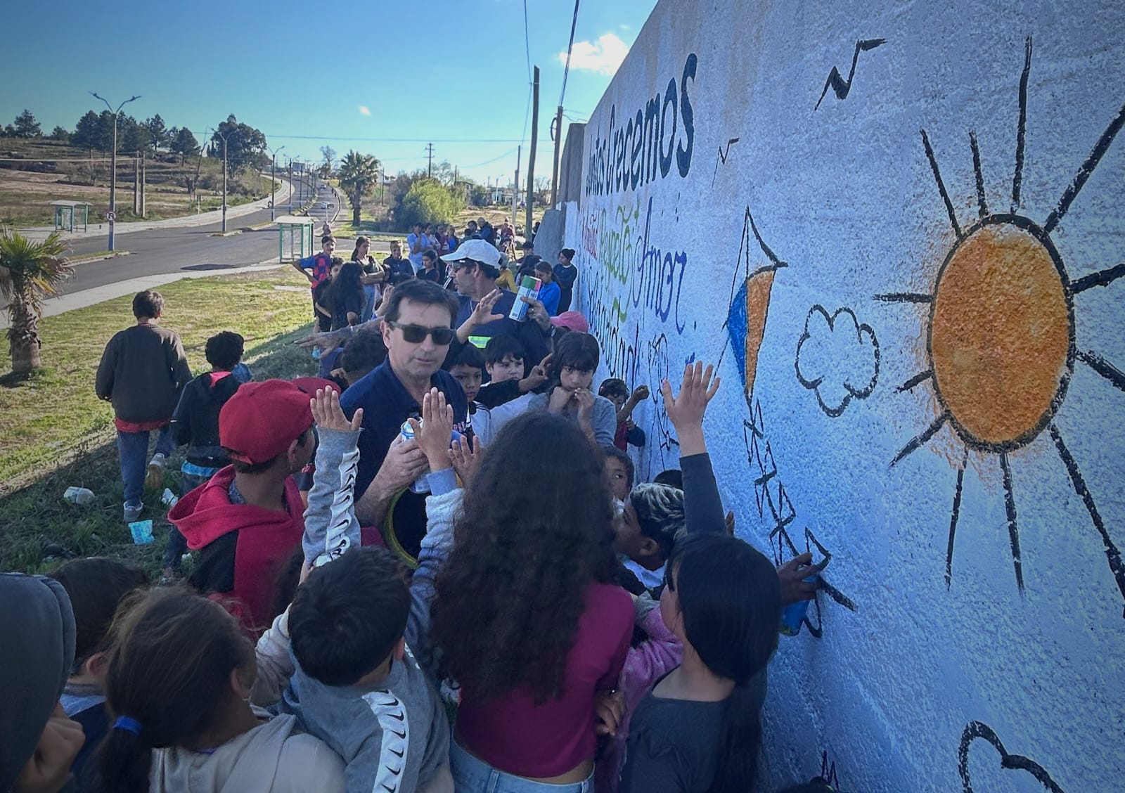 Barrio San Gabriel celebró el Día de la Niñez con juegos, cine y la creación de un mural colectivo