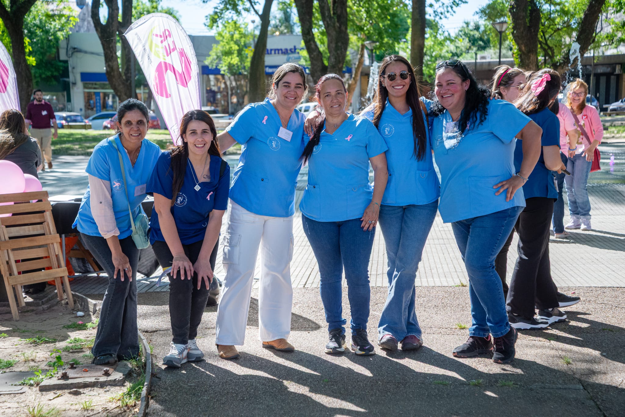Un lazo humano rosa en Plaza Colón por el mes de la sensibilización sobre el cáncer de mama