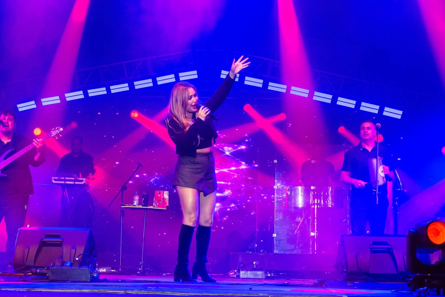 Karina cautiva a miles de personas en su debut en la Fiesta de la Patria Gaucha