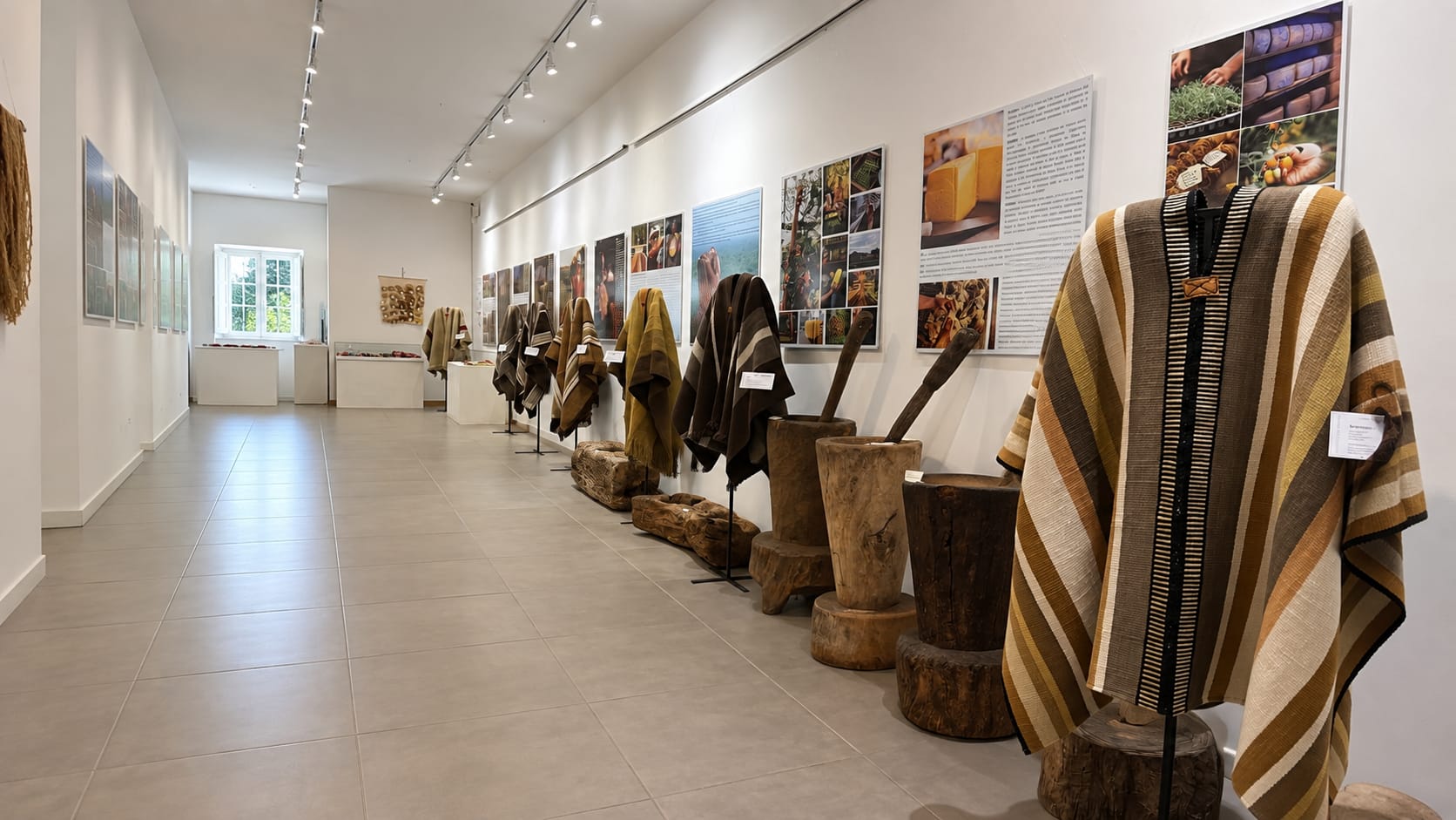 Elena Durán inaugura “Historias de Ponchos”, un recorrido del vellón al telar