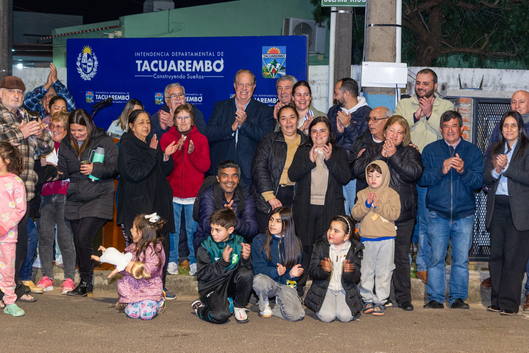 Barrio El Patio estrenó alumbrado público con 44 luminarias LED